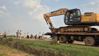 अवैध रेत उत्खनन पर कार्रवाई, जप्त पोकलेन मशीन को रखा गया पुलिस अभिरक्षा में अवैध रेत उत्खनन पर कार्रवाई, जप्त पोकलेन मशीन को रखा गया पुलिस अभिरक्षा में