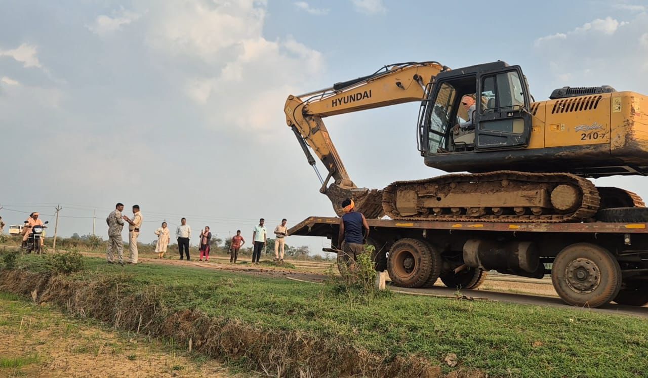 अवैध रेत उत्खनन पर कार्रवाई, जप्त पोकलेन मशीन को रखा गया पुलिस अभिरक्षा में अवैध रेत उत्खनन पर कार्रवाई, जप्त पोकलेन मशीन को रखा गया पुलिस अभिरक्षा में