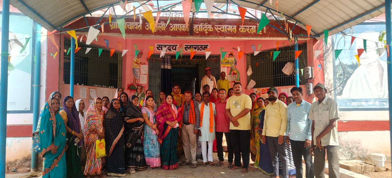 जिला पंचायत सदस्य किरण अमर साहू द्वारा पानी टैंकर भेट किया गया