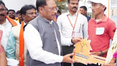 सिलगेर के माड़वी कोसा ने अपने हाथों से बनाया अपना घर, मुख्यमंत्री ने सौंपी खुशियों की चाबी सिलगेर के माड़वी कोसा ने अपने हाथों से बनाया अपना घर, मुख्यमंत्री ने सौंपी खुशियों की चाबी