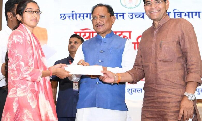 युवाओं के उज्ज्वल भविष्य के लिए सरकार पूर्णतः प्रतिबद्ध : मुख्यमंत्री श्री विष्णु देव साय युवाओं के उज्ज्वल भविष्य के लिए सरकार पूर्णतः प्रतिबद्ध : मुख्यमंत्री श्री विष्णु देव साय