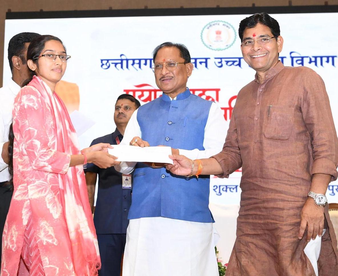 युवाओं के उज्ज्वल भविष्य के लिए सरकार पूर्णतः प्रतिबद्ध : मुख्यमंत्री श्री विष्णु देव साय युवाओं के उज्ज्वल भविष्य के लिए सरकार पूर्णतः प्रतिबद्ध : मुख्यमंत्री श्री विष्णु देव साय