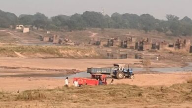 हसदेव नदी पुकारती है कलेक्टर साहब रेत माफियाओ से मुझे बचा लो…। हसदेव नदी बचाओ साहब,ग्रामीणों ने लगाई गुहार, अवैध रेत माफिया जीवनदायनी नदी में कर रहे है रेत का अवैध कारोबार,शासन को करोड़ों का लगा रहे चुना