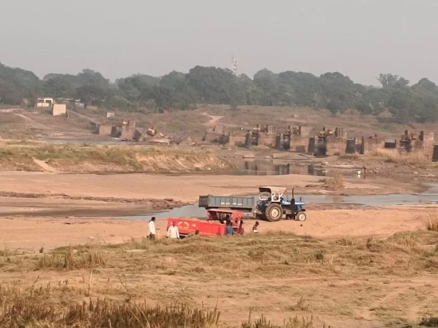 हसदेव नदी पुकारती है कलेक्टर साहब रेत माफियाओ से मुझे बचा लो…। हसदेव नदी बचाओ साहब,ग्रामीणों ने लगाई गुहार, अवैध रेत माफिया जीवनदायनी नदी में कर रहे है रेत का अवैध कारोबार,शासन को करोड़ों का लगा रहे चुना