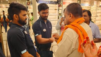 लेंसकार्ट के खिलाफ हिंदू जागरण मंच का विरोध, कर्मचारियों को तिलक-कलावा पहनाकर जताया आक्रोश