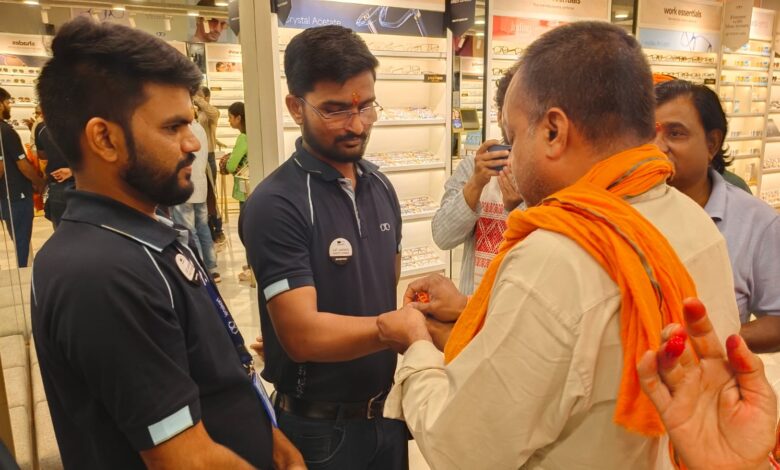 लेंसकार्ट के खिलाफ हिंदू जागरण मंच का विरोध, कर्मचारियों को तिलक-कलावा पहनाकर जताया आक्रोश