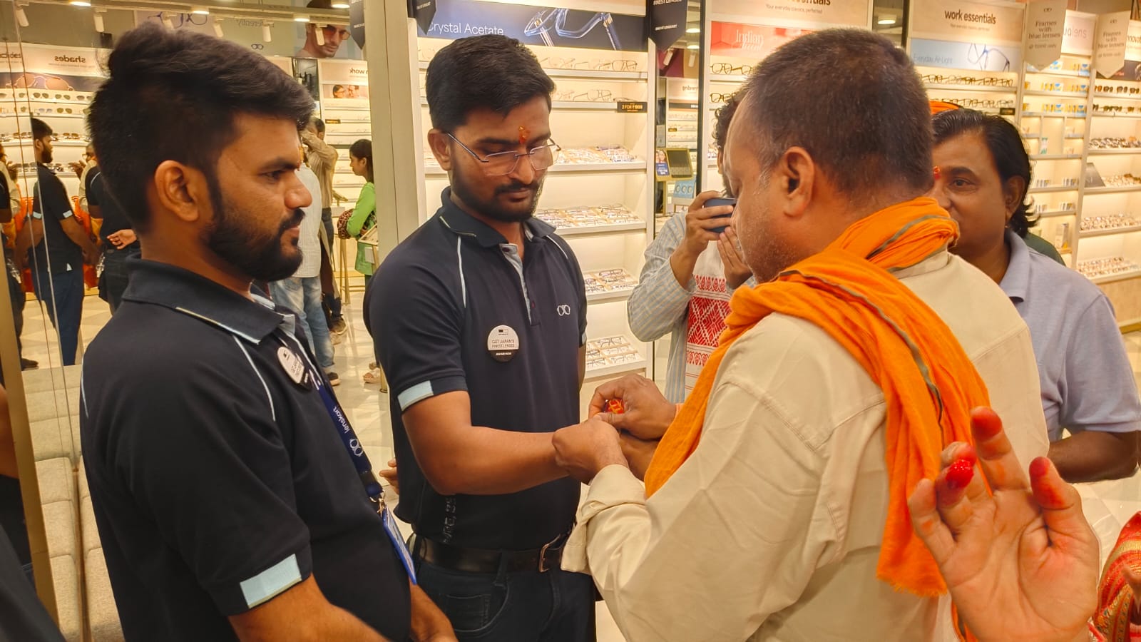 लेंसकार्ट के खिलाफ हिंदू जागरण मंच का विरोध, कर्मचारियों को तिलक-कलावा पहनाकर जताया आक्रोश