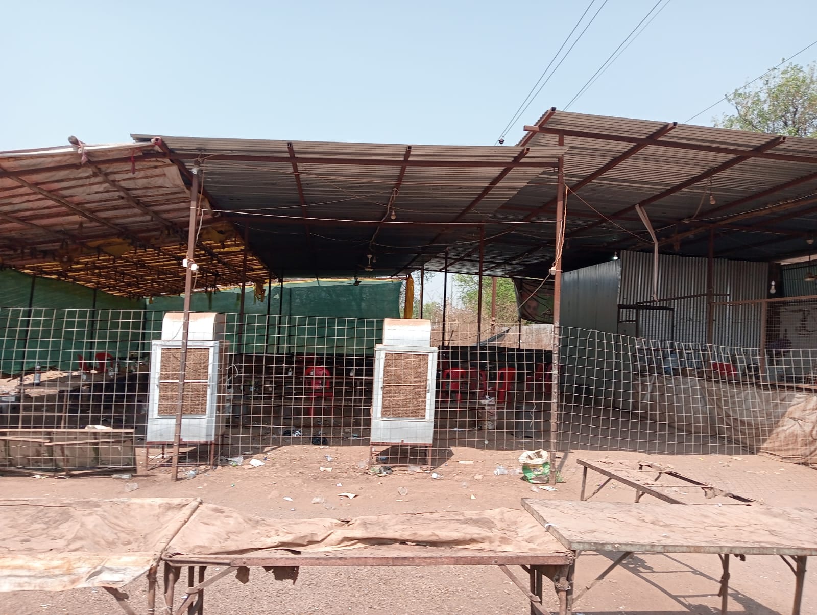 नेहरू नगर अहाता में नशेड़ियों का उत्पात, जमकर तोड़फोड़