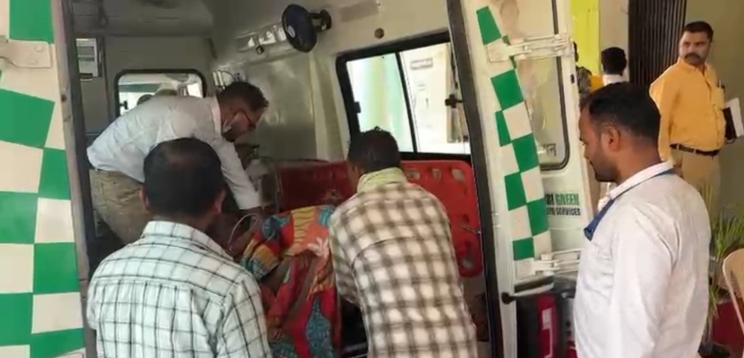 कैंसर पीड़ित महिला को जिला अस्पताल में कराया गया भर्ती, कलेक्टर ने बेहतर उपचार के दिए निर्देश