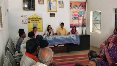 विशेष ग्राम सभा में ग्रामवासियों को जनगणना के सम्बन्ध किया जा रहा है जागरुक