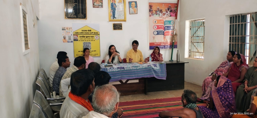 विशेष ग्राम सभा में ग्रामवासियों को जनगणना के सम्बन्ध किया जा रहा है जागरुक