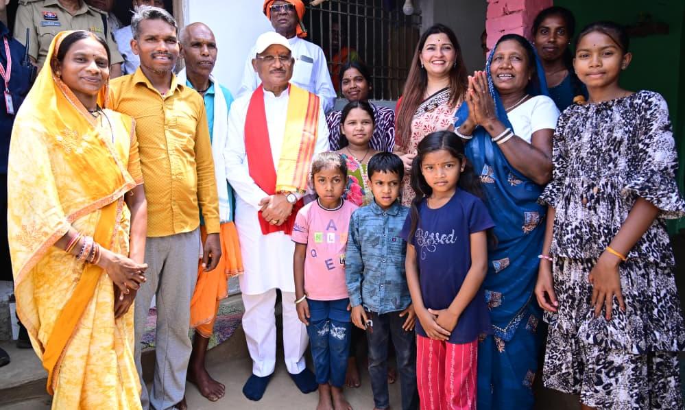 एक ग्रामीण का न्योता, मुख्यमंत्री का अपनापन – प्रधानमंत्री आवास से साकार हुआ सपना, मुख्यमंत्री ने कराया गृह प्रवेश