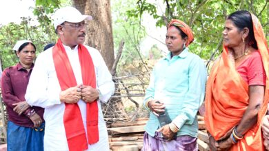 निर्माणाधीन पंचायत भवन के निरीक्षण के दौरान मुख्यमंत्री को श्रमिकों ने दिया भोजन का न्यौता: साथ बैठकर खाया बोरे बासी और आमा चटनी