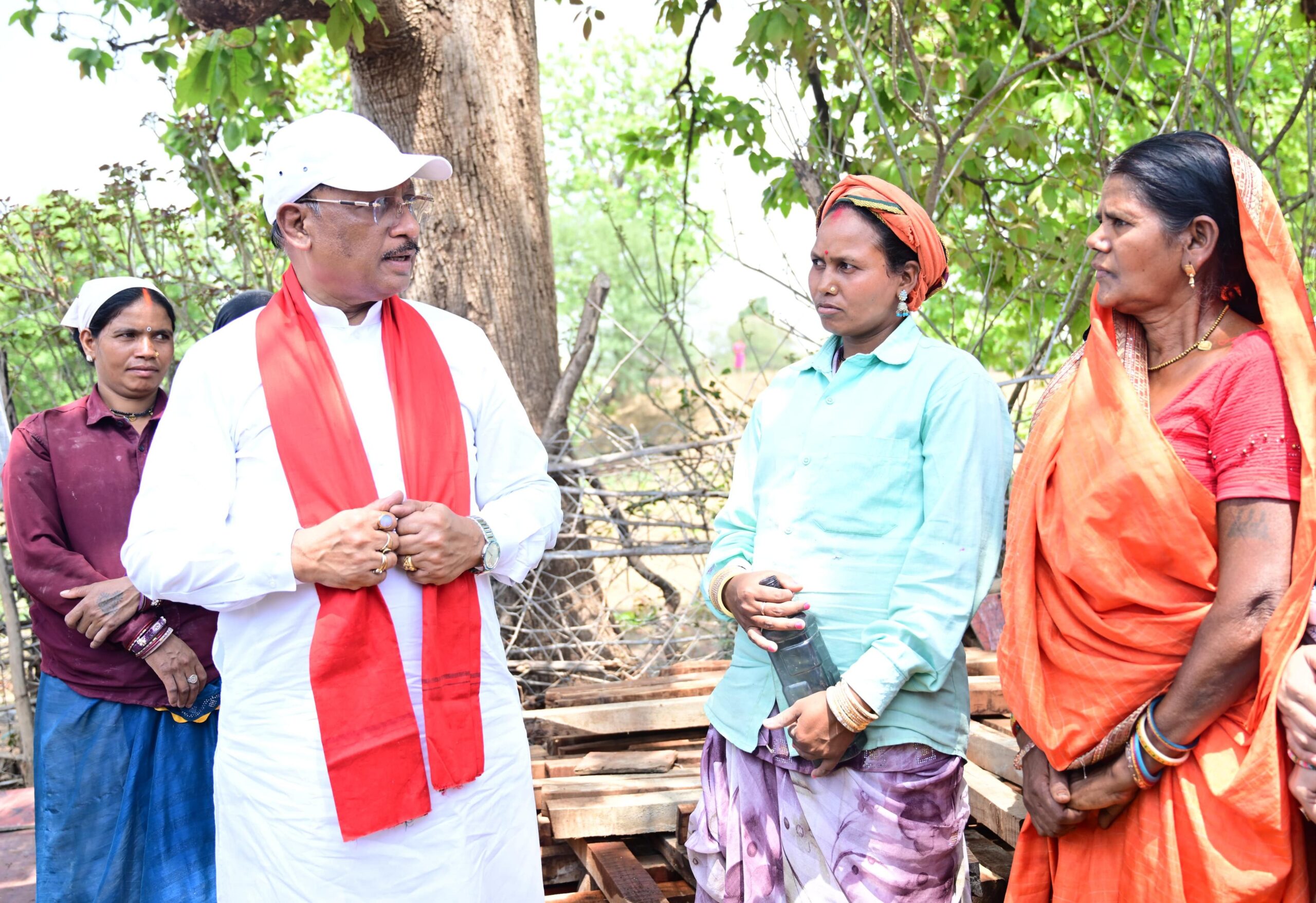 निर्माणाधीन पंचायत भवन के निरीक्षण के दौरान मुख्यमंत्री को श्रमिकों ने दिया भोजन का न्यौता: साथ बैठकर खाया बोरे बासी और आमा चटनी
