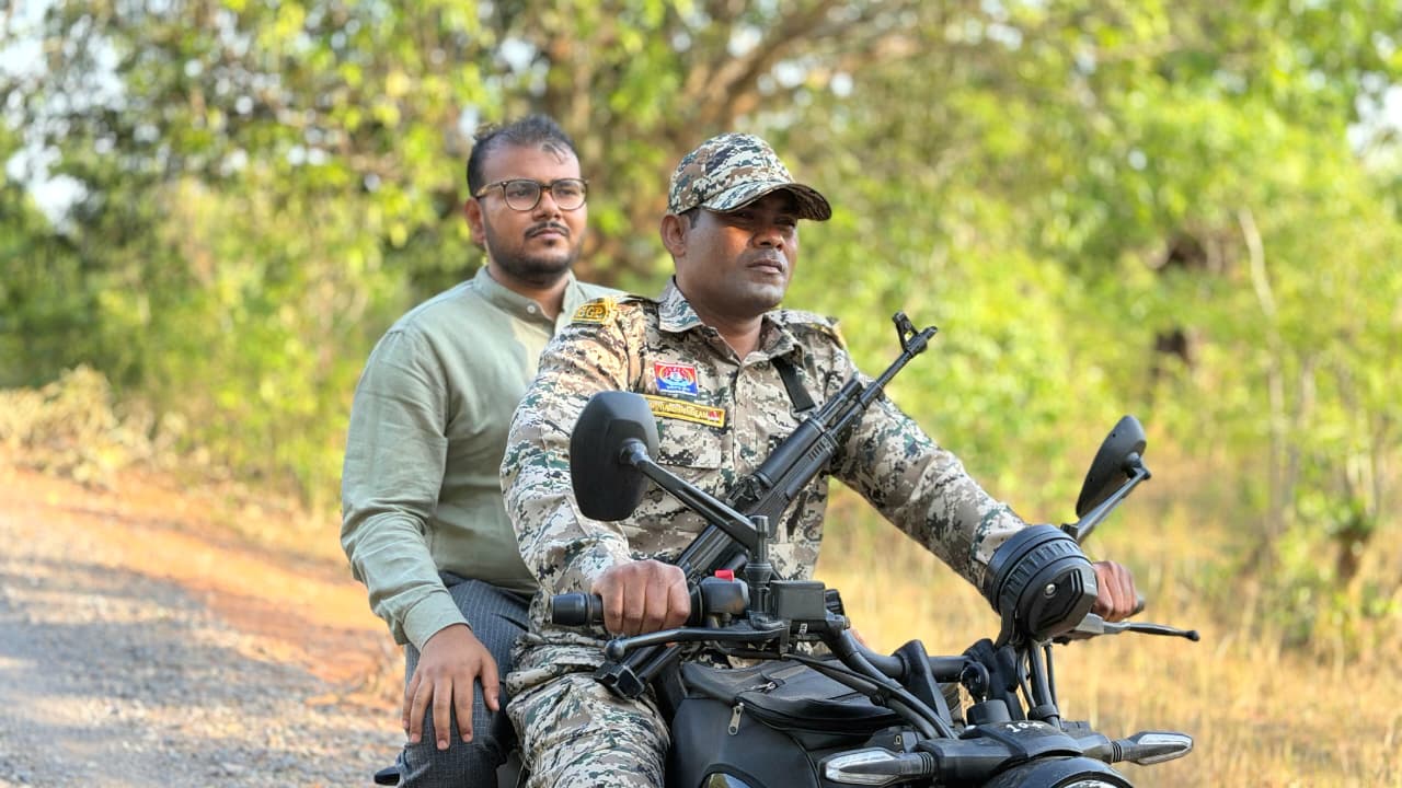 सुशासन की मोटरसाइकिल से दुर्गम पहाड़ों तक पहुँचे कलेक्टर-एसपी
