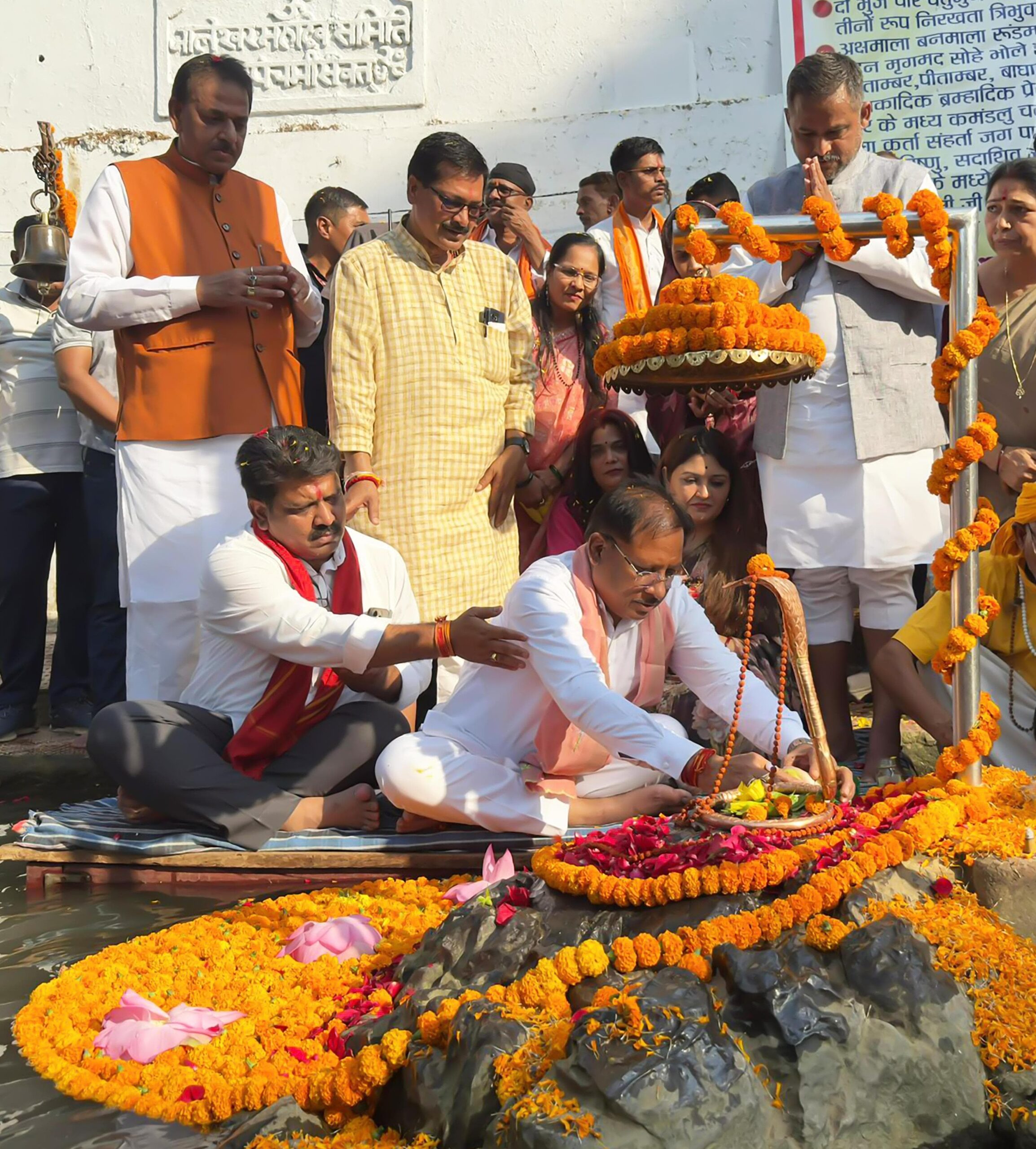 जलेश्वर महादेव धाम में मुख्यमंत्री श्री विष्णुदेव साय ने किया जलाभिषेक: प्रदेश की सुख-समृद्धि की कामना की