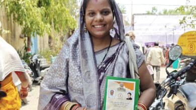 सुनीता जायसवाल को मौके पर मिला राशन कार्ड, चेहरे पर लौटी मुस्कान