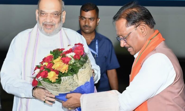 केंद्रीय गृह मंत्री श्री अमित शाह पहुंचे रायपुर: मुख्यमंत्री श्री विष्णुदेव साय ने किया आत्मीय स्वागत केंद्रीय गृह मंत्री श्री अमित शाह पहुंचे रायपुर: मुख्यमंत्री श्री विष्णुदेव साय ने किया आत्मीय स्वागत