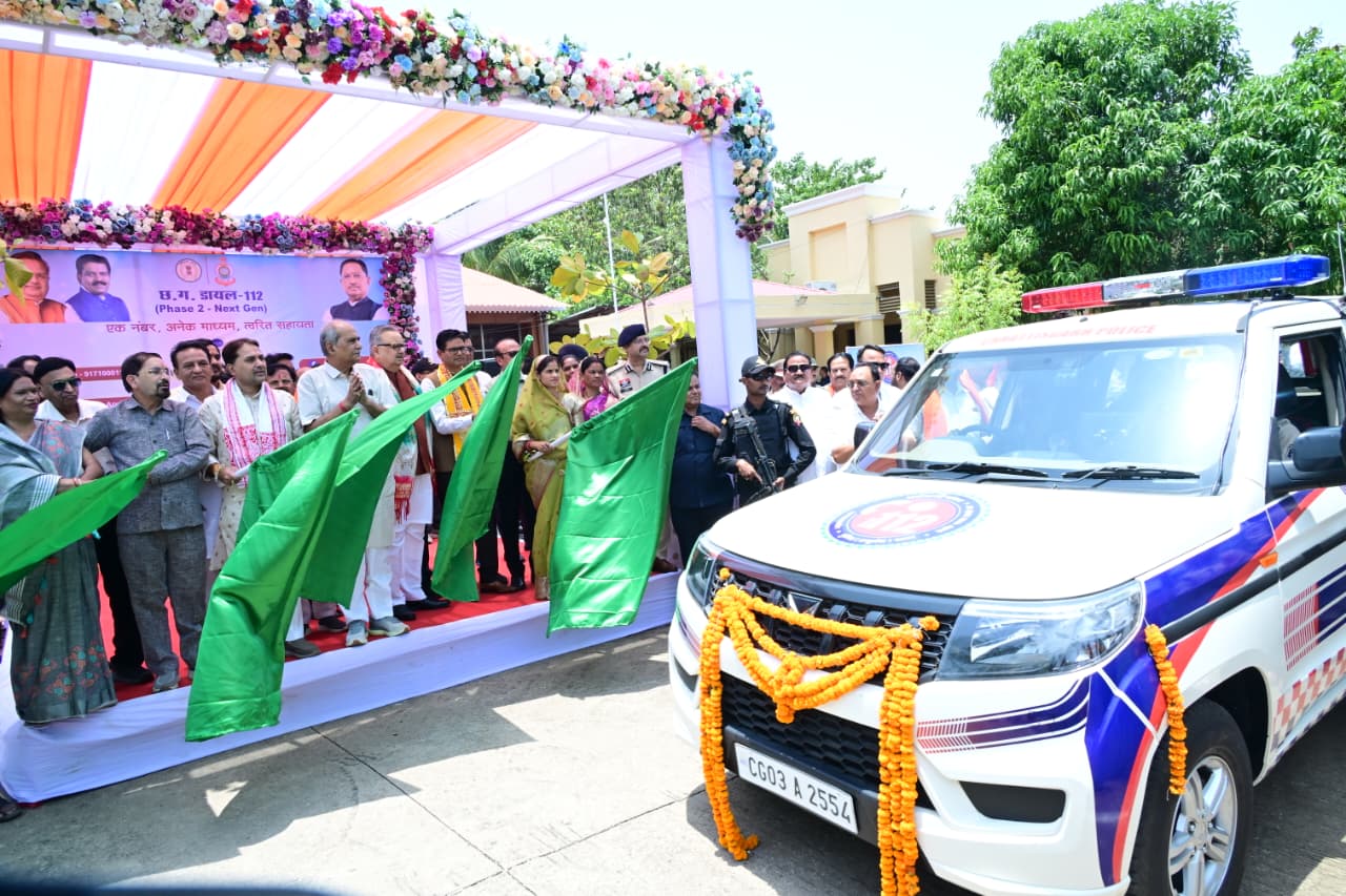 सुरक्षित छत्तीसगढ़ की ओर कदमः ‘नेक्स्ट जेन सीजी डायल-112’ के आधुनिक वाहनों को हरी झंडी