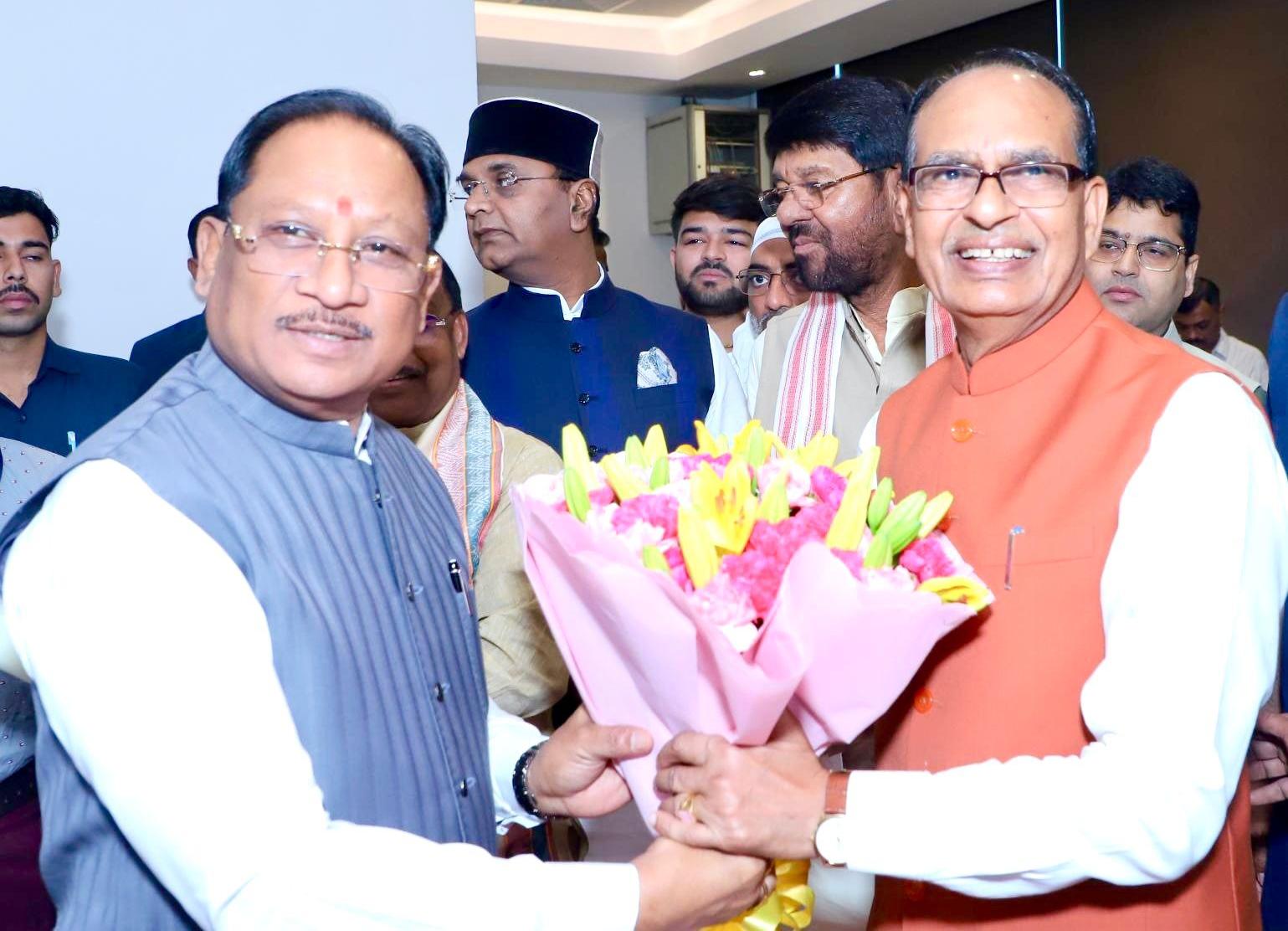 अपनापन’ के विमोचन समारोह में शामिल हुए मुख्यमंत्री विष्णुदेव साय अपनापन’ के विमोचन समारोह में शामिल हुए मुख्यमंत्री विष्णुदेव साय