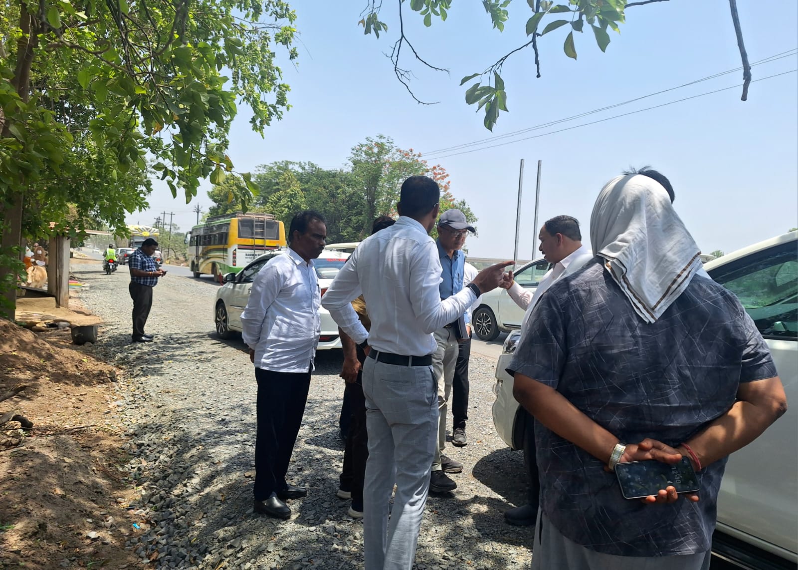 लोक निर्माण विभाग के सचिव ने सड़कों का काम देखा लोक निर्माण विभाग के सचिव ने सड़कों का काम देखा