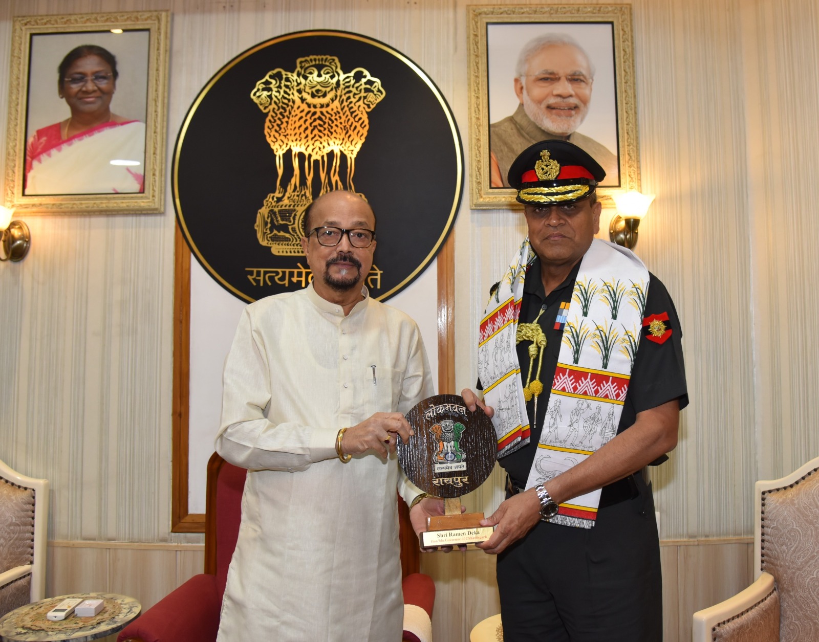 राज्यपाल श्री डेका से लेफ्टिनेट जनरल अनिंद्या सेनगुप्ता ने की सौजन्य भेंट राज्यपाल श्री डेका से लेफ्टिनेट जनरल अनिंद्या सेनगुप्ता ने की सौजन्य भेंट