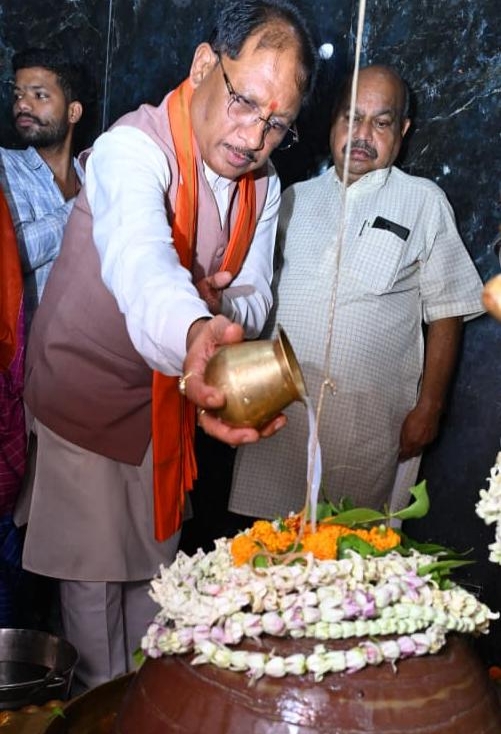 मुख्यमंत्री ने हाटकेश्वर महादेव मंदिर में पूजा-अर्चना कर प्रदेशवासियों के सुख समृद्धि की कामना की मुख्यमंत्री ने हाटकेश्वर महादेव मंदिर में पूजा-अर्चना कर प्रदेशवासियों के सुख समृद्धि की कामना की