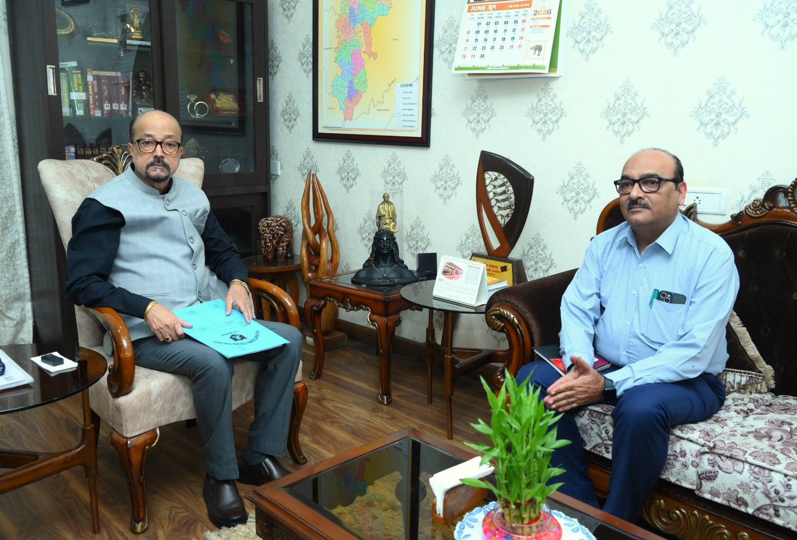 राज्यपाल श्री रमेन डेका से मुख्य सचिव ने सौजन्य भेंट की राज्यपाल श्री रमेन डेका से मुख्य सचिव ने सौजन्य भेंट की