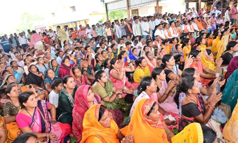 जनचौपाल में मुख्यमंत्री ने सुनी जनता की बात, विकास कार्यों की दी सौगात