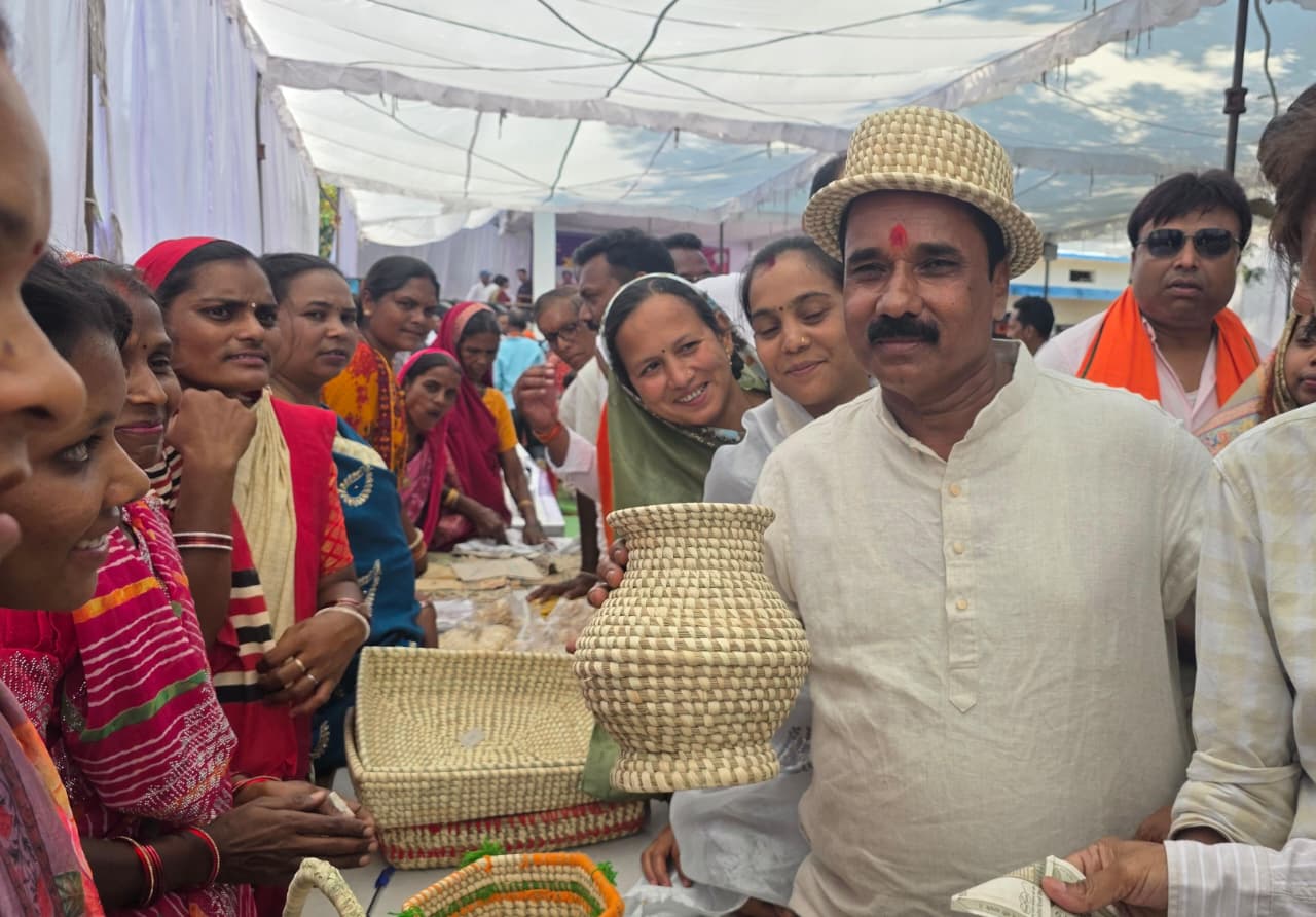 बिहान योजना से मिली नई पहचान, लटोरी की महिलाएं हस्तशिल्प के जरिए बन रहीं आत्मनिर्भर बिहान योजना से मिली नई पहचान, लटोरी की महिलाएं हस्तशिल्प के जरिए बन रहीं आत्मनिर्भर