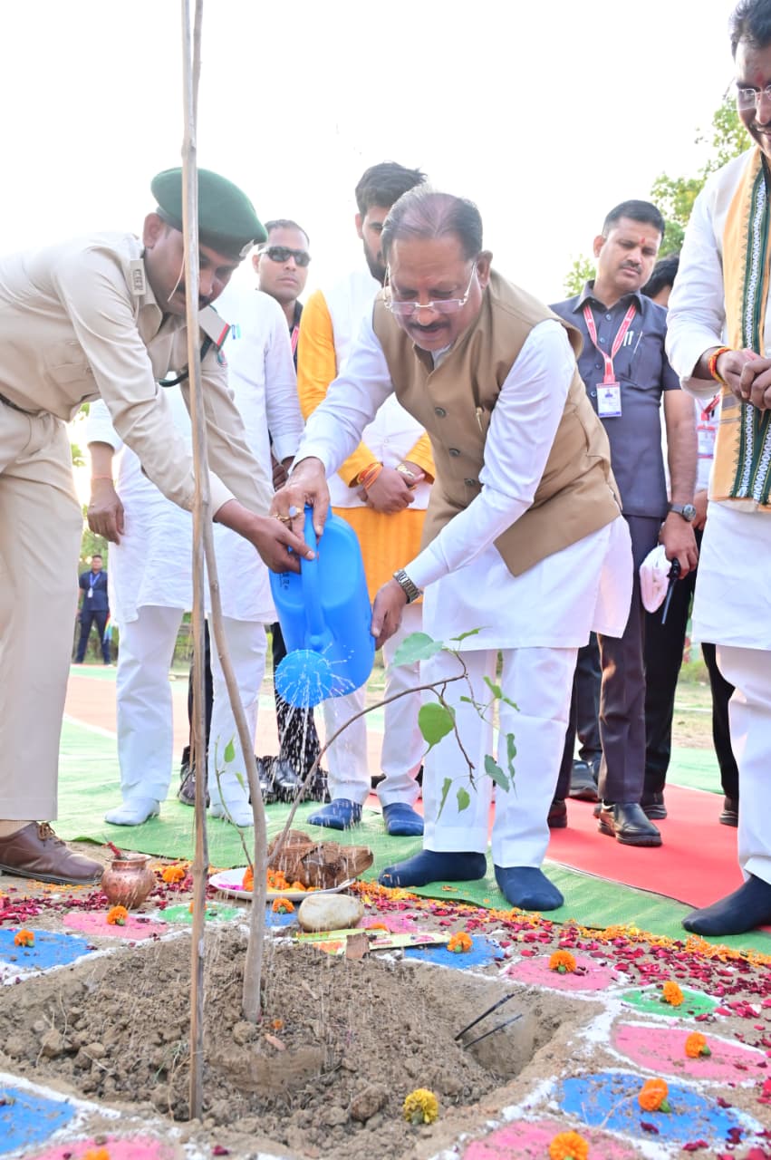 मुख्यमंत्री श्री विष्णु देव साय ने ‘एक पेड़ मां के नाम’ अभियान के तहत किया पीपल का पौधारोपण मुख्यमंत्री श्री विष्णु देव साय ने ‘एक पेड़ मां के नाम’ अभियान के तहत किया पीपल का पौधारोपण