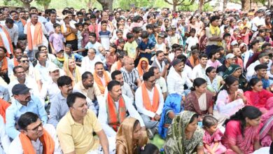 आम की छांव में मुख्यमंत्री की चौपाल: खाट पर बैठे, ग्रामीणों की सुनी बात, मौके पर दिए समाधान आम की छांव में मुख्यमंत्री की चौपाल: खाट पर बैठे, ग्रामीणों की सुनी बात, मौके पर दिए समाधान