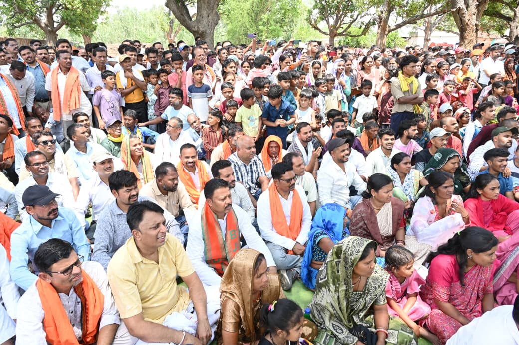 आम की छांव में मुख्यमंत्री की चौपाल: खाट पर बैठे, ग्रामीणों की सुनी बात, मौके पर दिए समाधान आम की छांव में मुख्यमंत्री की चौपाल: खाट पर बैठे, ग्रामीणों की सुनी बात, मौके पर दिए समाधान
