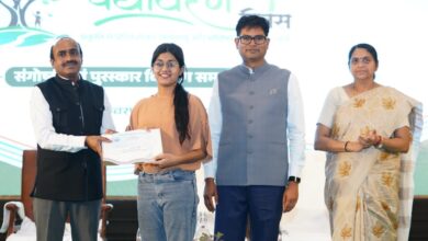 विश्व पर्यावरण दिवस पर आयोजित चित्रकला प्रतियोगिता के विजेताओं को मंत्री श्री ओ.पी. चौधरी ने किया सम्मानित विश्व पर्यावरण दिवस पर आयोजित चित्रकला प्रतियोगिता के विजेताओं को मंत्री श्री ओ.पी. चौधरी ने किया सम्मानित