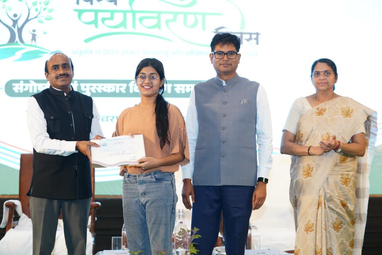विश्व पर्यावरण दिवस पर आयोजित चित्रकला प्रतियोगिता के विजेताओं को मंत्री श्री ओ.पी. चौधरी ने किया सम्मानित विश्व पर्यावरण दिवस पर आयोजित चित्रकला प्रतियोगिता के विजेताओं को मंत्री श्री ओ.पी. चौधरी ने किया सम्मानित
