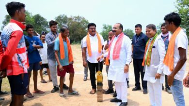 जंगल के बीच क्रिकेट का मैदान और उप मुख्यमंत्री श्री अरुण साव के हाथ में बैट