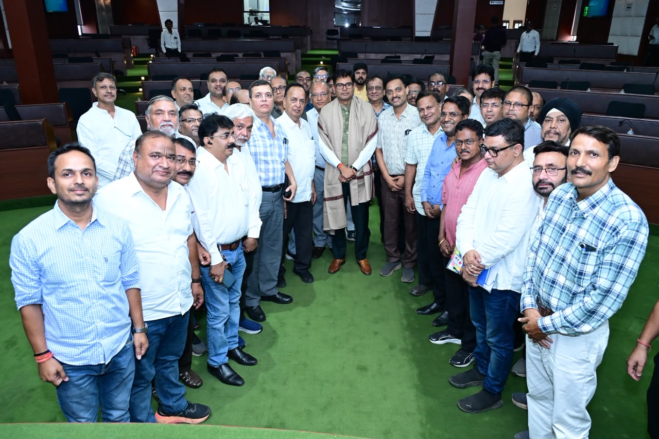 आवास एवं पर्यावरण मंत्री श्री ओपी चौधरी ने विभिन्न आवासीय कॉलोनियों के प्रतिनिधियों के साथ की बैठक आवास एवं पर्यावरण मंत्री श्री ओपी चौधरी ने विभिन्न आवासीय कॉलोनियों के प्रतिनिधियों के साथ की बैठक