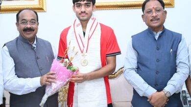 अंडर-18 एशिया कप विजेता हॉकी खिलाड़ी अवि मानिकपुरी ने मुख्यमंत्री श्री विष्णुदेव साय से की सौजन्य भेंट अंडर-18 एशिया कप विजेता हॉकी खिलाड़ी अवि मानिकपुरी ने मुख्यमंत्री श्री विष्णुदेव साय से की सौजन्य भेंट