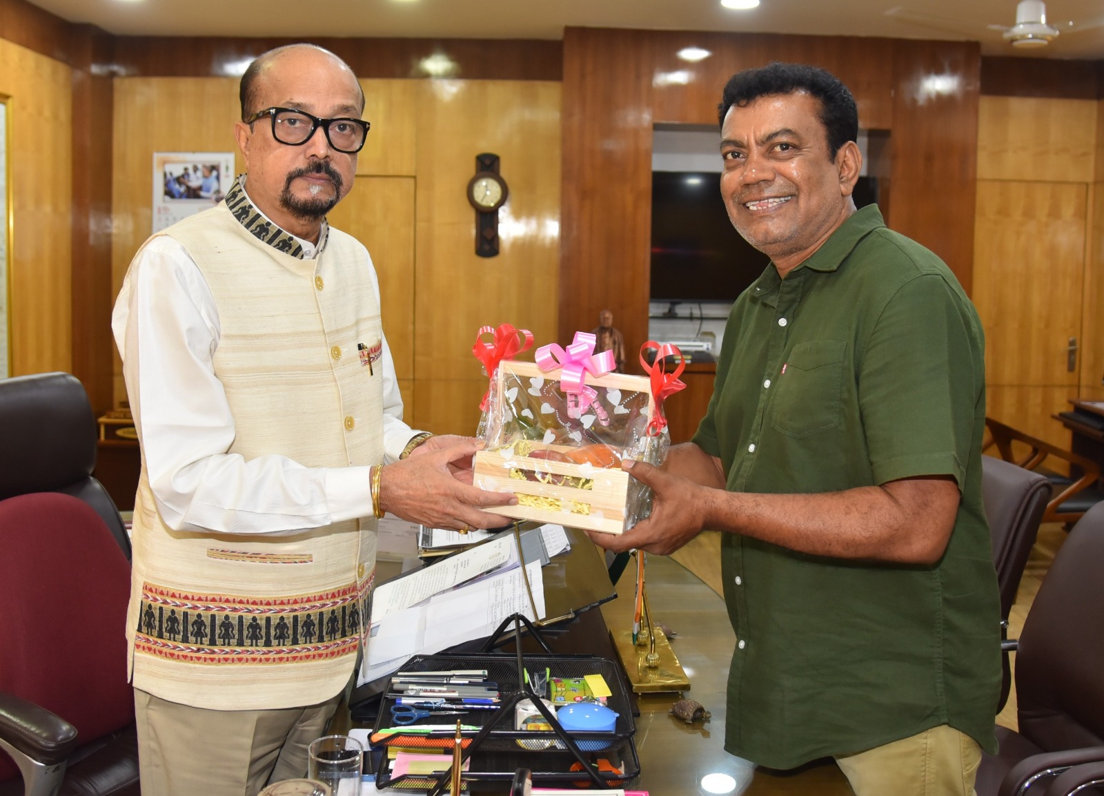 राज्यपाल श्री डेका को जगदलपुर के ट्री मैन ने भेंट की मियाजाकी आम राज्यपाल श्री डेका को जगदलपुर के ट्री मैन ने भेंट की मियाजाकी आम