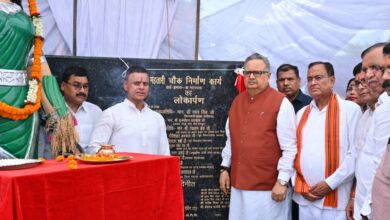 विधानसभा अध्यक्ष डॉ. रमन सिंह ने किया छत्तीसगढ़ महतारी और शहीद खोण्डे की प्रतिमा का अनावरण