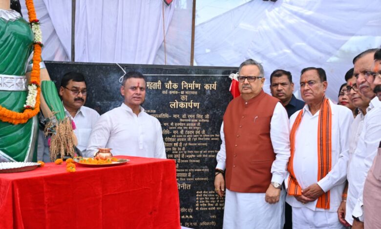 विधानसभा अध्यक्ष डॉ. रमन सिंह ने किया छत्तीसगढ़ महतारी और शहीद खोण्डे की प्रतिमा का अनावरण विधानसभा अध्यक्ष डॉ. रमन सिंह ने किया छत्तीसगढ़ महतारी और शहीद खोण्डे की प्रतिमा का अनावरण
