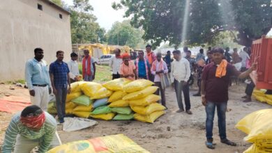 जशपुर में किसानों को खाद-बीज की पर्याप्त उपलब्धता, प्रशासन की कड़ी निगरानी से कालाबाजारी पर रोक