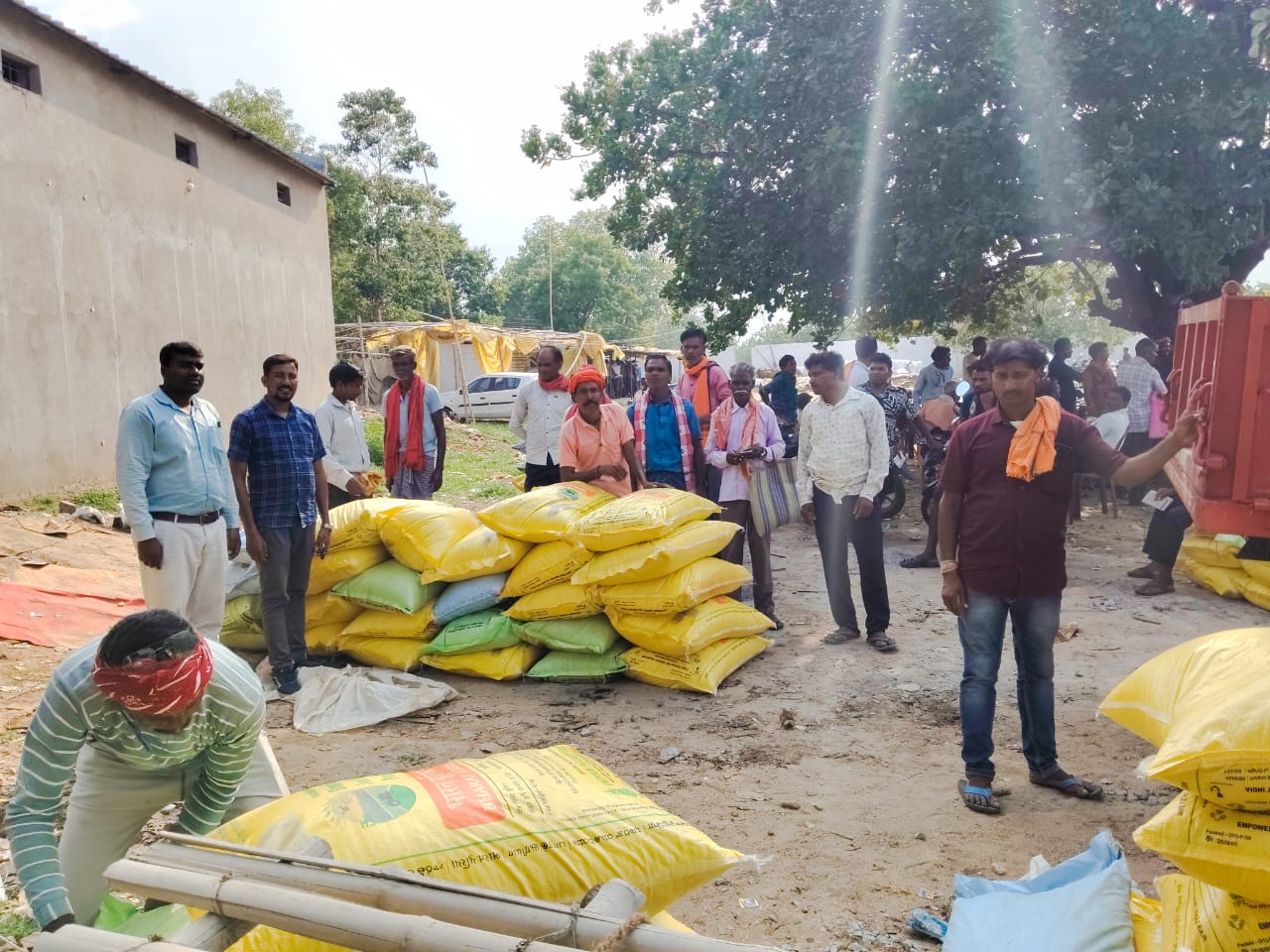 जशपुर में किसानों को खाद-बीज की पर्याप्त उपलब्धता, प्रशासन की कड़ी निगरानी से कालाबाजारी पर रोक जशपुर में किसानों को खाद-बीज की पर्याप्त उपलब्धता, प्रशासन की कड़ी निगरानी से कालाबाजारी पर रोक