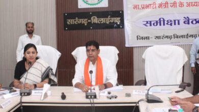 ‘अधिकारी-कर्मचारी जिम्मेदारी से काम करें, हर जरूरतमंद तक पहुँचे सरकारी योजनाएँ’ – मंत्री श्री टंक राम वर्मा