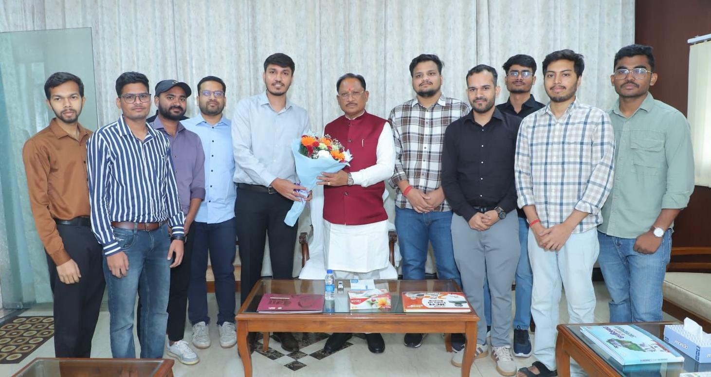मुख्यमंत्री श्री विष्णुदेव साय ने यूपीएससी प्रारंभिक परीक्षा में सफल ट्राइबल यूथ हॉस्टल के विद्यार्थियों से की मुलाकात
