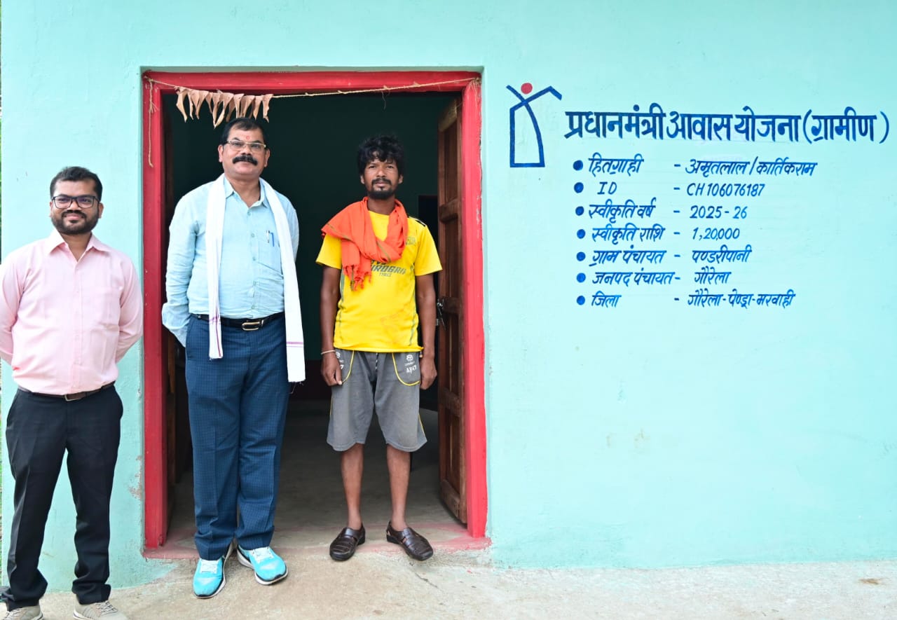 मुख्यमंत्री श्री विष्णु देव साय के सुशासन में साकार हो रहे गरीबों के सपने, प्रधानमंत्री आवास योजना से अमृतलाल के परिवार को मिला सम्मानपूर्ण जीवन, कच्चे घर की परेशानियों से मिली मुक्ति, पक्के आवास ने बदली पूरे परिवार की तस्वीर और तकदीर