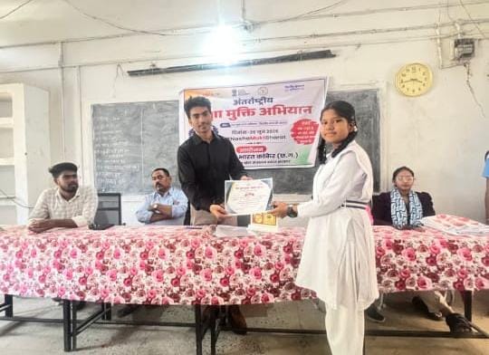 माही दीपक ने छत्तीसगढ़ में हाई स्कूल स्तर पर नशा मुक्ति पर निबंध प्रतियोगिता में जीत हासिल की
