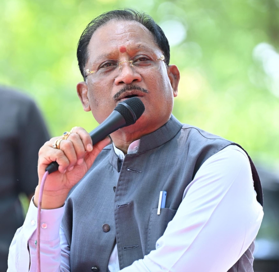 मुख्यमंत्री ने हितग्राहियों को वितरित किए विभिन्न योजनाओं के लाभ: ग्रामीणों से किया आत्मीय संवाद मुख्यमंत्री ने हितग्राहियों को वितरित किए विभिन्न योजनाओं के लाभ: ग्रामीणों से किया आत्मीय संवाद