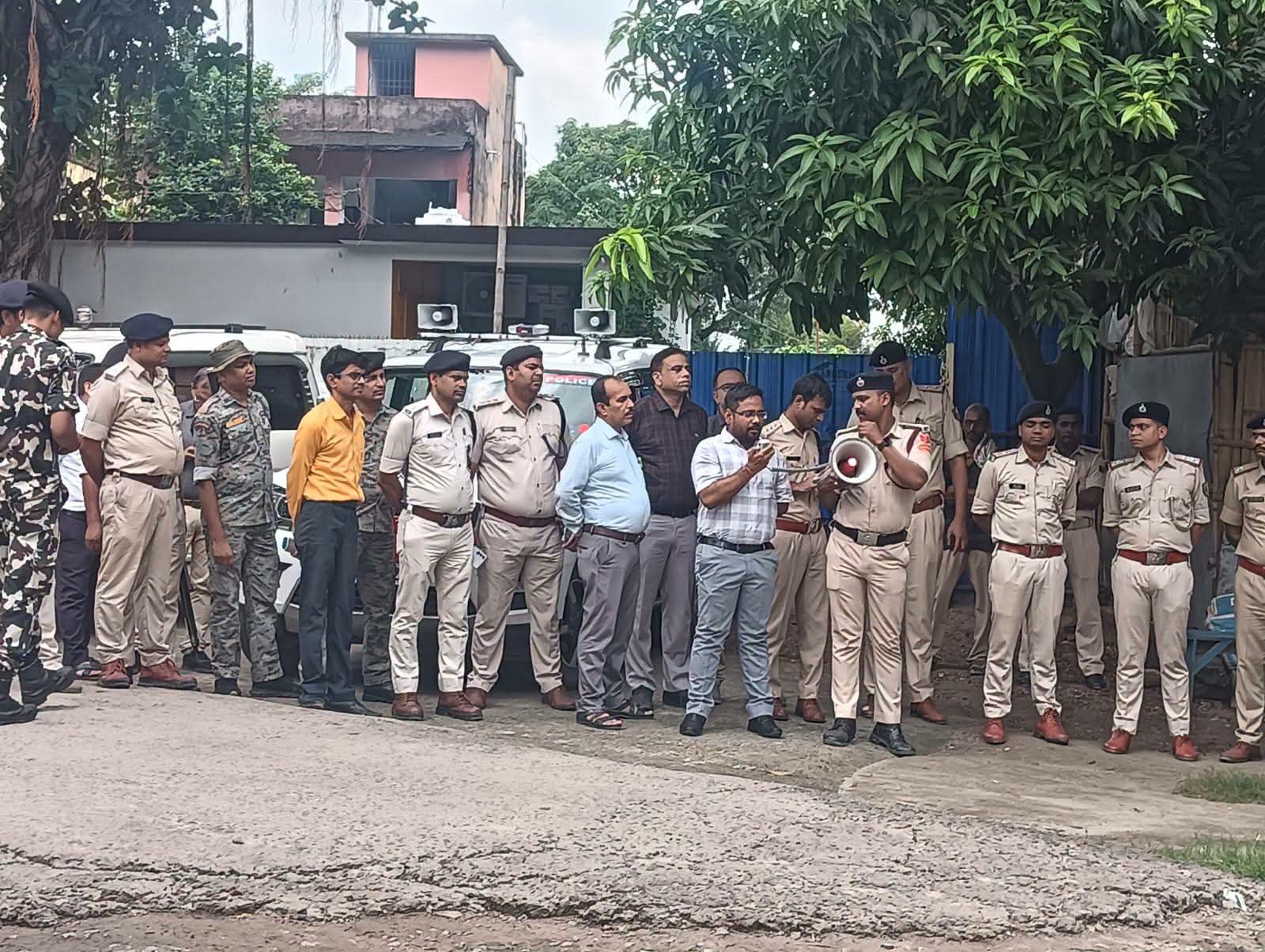 बिहार बंद को लेकर महनार अनुमंडल क्षेत्र में पुलिस प्रशासन अलर्ट, चप्पे-चप्पे पर तैनात जवान बिहार बंद को लेकर महनार अनुमंडल क्षेत्र में पुलिस प्रशासन अलर्ट, चप्पे-चप्पे पर तैनात जवान