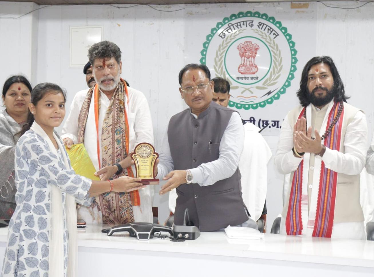 मुख्यमंत्री श्री विष्णुदेव साय ने मेधावी विद्यार्थियों का किया सम्मान